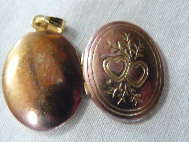 GOLD TONED LOCKET