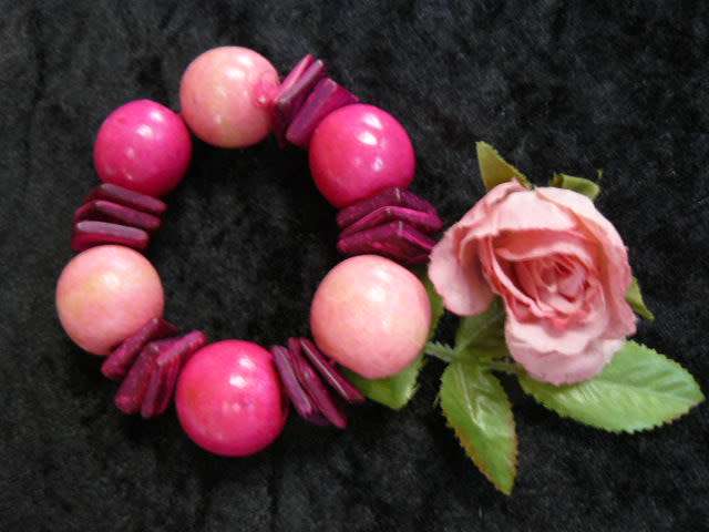WOODEN BEADDED STRETCH BANGLE PINK