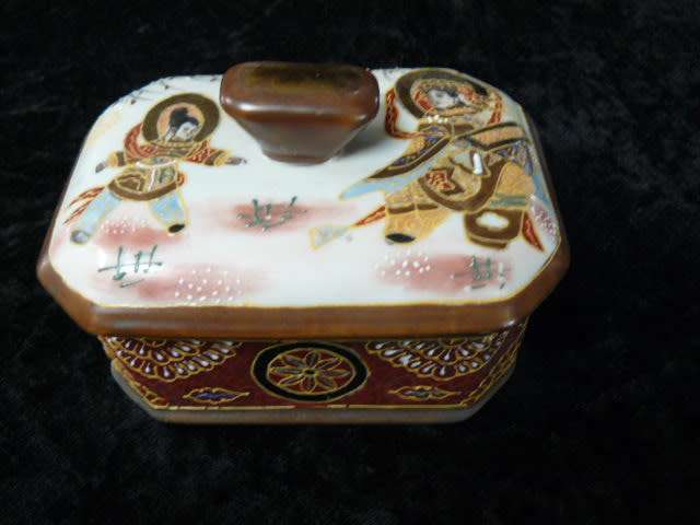 EARLY 20 TH CENTURY JAPANESE PORCELAIN HAND PAINTED TRINKET BOX VERY DETAILED AND NICE