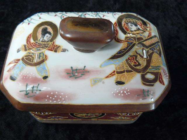 EARLY 20 TH CENTURY JAPANESE PORCELAIN HAND PAINTED TRINKET BOX VERY DETAILED AND NICE