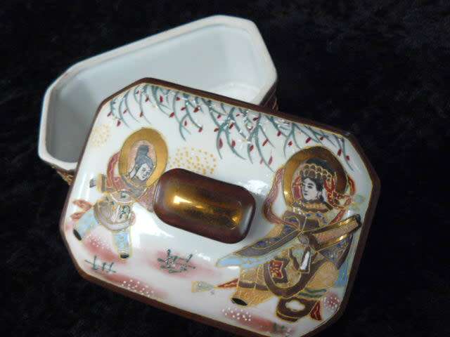 EARLY 20 TH CENTURY JAPANESE PORCELAIN HAND PAINTED TRINKET BOX VERY DETAILED AND NICE