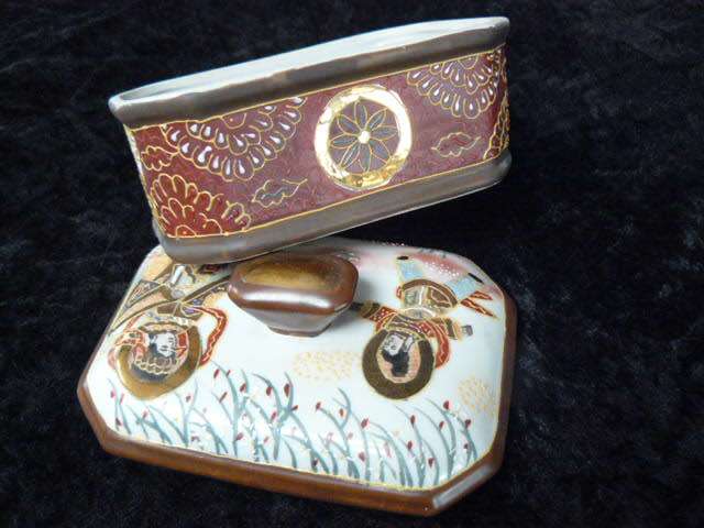 EARLY 20 TH CENTURY JAPANESE PORCELAIN HAND PAINTED TRINKET BOX VERY DETAILED AND NICE