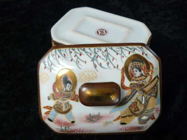 EARLY 20 TH CENTURY JAPANESE PORCELAIN HAND PAINTED TRINKET BOX VERY DETAILED AND NICE