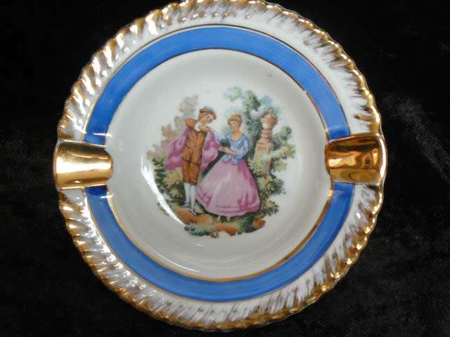 LIMOGES TYPE 12 CM ASHTRAY WITH GOLD