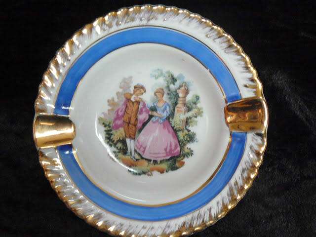 LIMOGES TYPE 12 CM ASHTRAY WITH GOLD