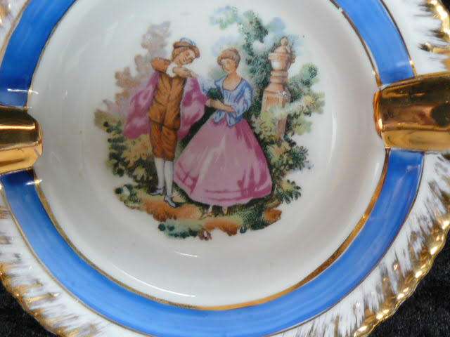 LIMOGES TYPE 12 CM ASHTRAY WITH GOLD