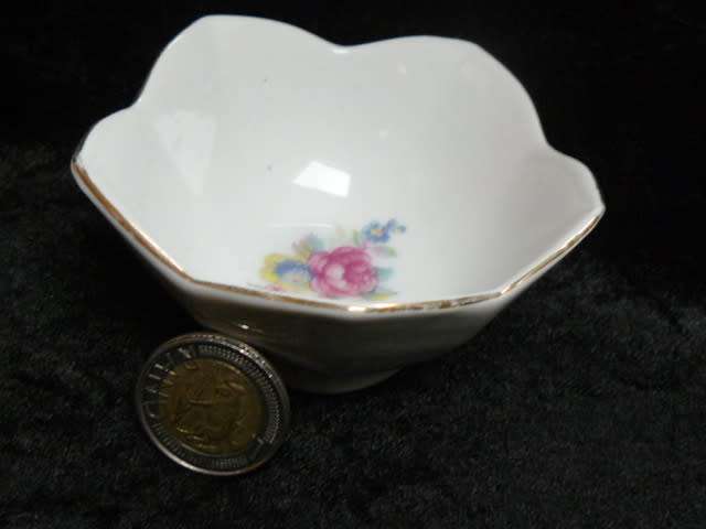 SMALL PORCELAIN DISH