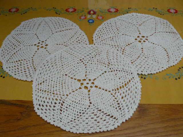 SET OF X 3 VINTAGE COTTON DOILIES CREAM 19 CM