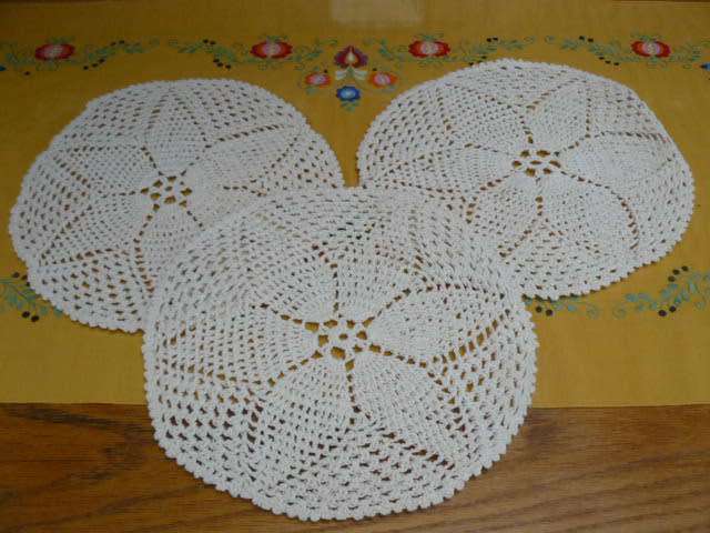 SET OF X 3 VINTAGE COTTON DOILIES CREAM 19 CM