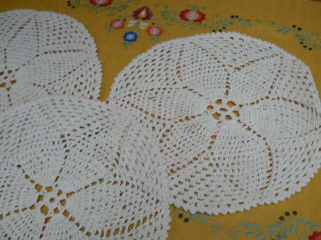 SET OF X 3 VINTAGE COTTON DOILIES CREAM 19 CM