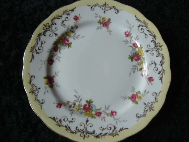 QUEEN ANN SIDE PLATE GOLD  RIM 15.8 CM