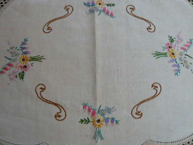 VINTAGE COTTON EMBROIDEREDTRAY CLOTH WITH HAND CROCHETED EDGE