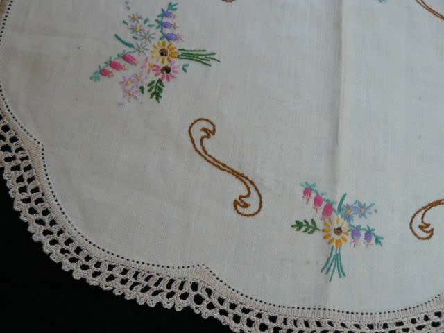 VINTAGE COTTON EMBROIDEREDTRAY CLOTH WITH HAND CROCHETED EDGE
