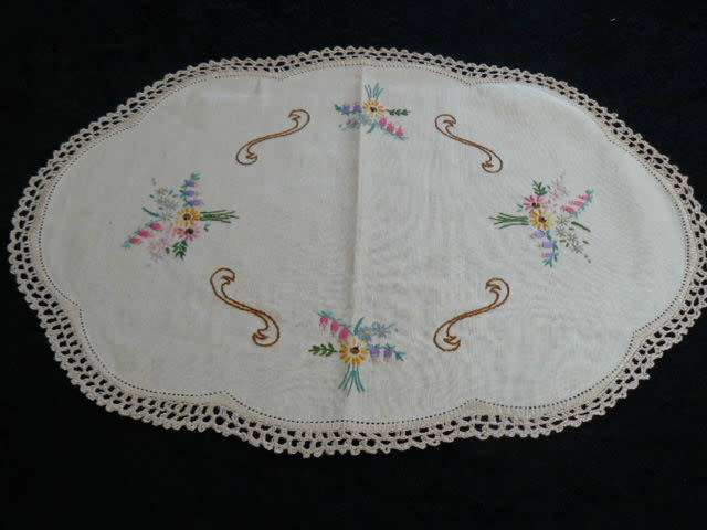 VINTAGE COTTON EMBROIDEREDTRAY CLOTH WITH HAND CROCHETED EDGE