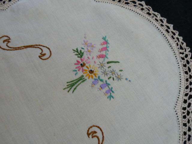 VINTAGE COTTON EMBROIDEREDTRAY CLOTH WITH HAND CROCHETED EDGE