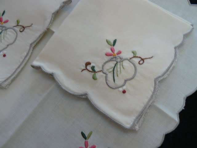 6 X VINTAGE COTTON EMBROIDERED NAPPKINS