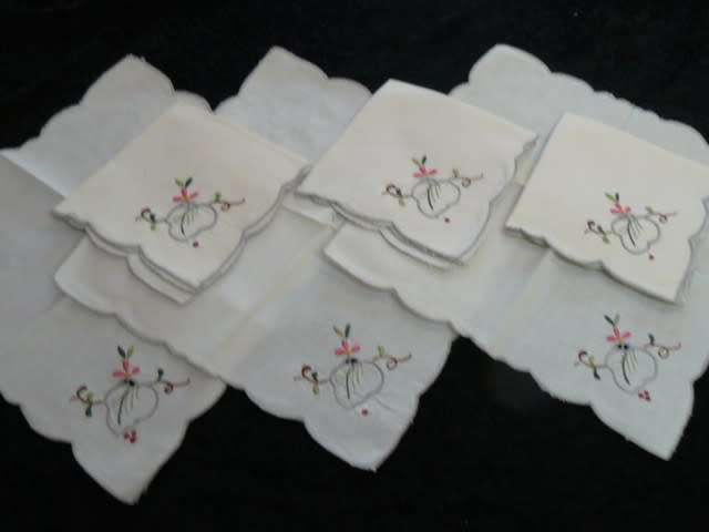 6 X VINTAGE COTTON EMBROIDERED NAPPKINS