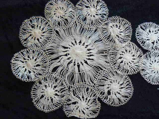 VERY FINE VINTAGE COTTON DOILIES 17 CM