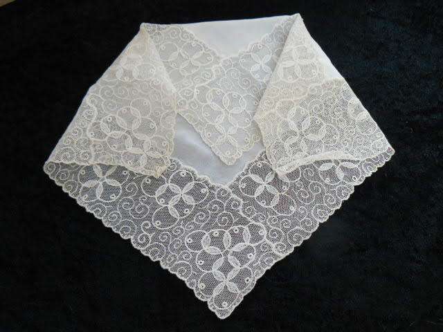 HANKIE VINTAGE COTTON AND LACE