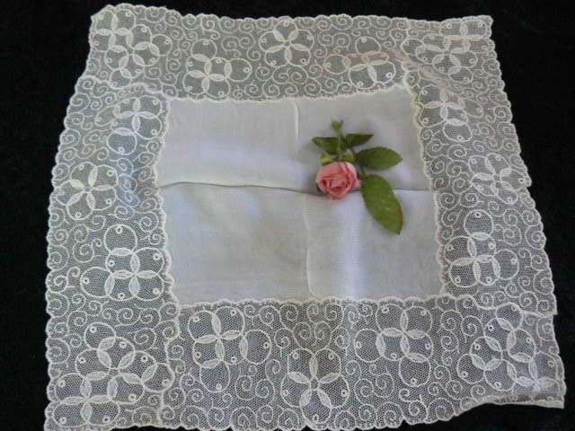 HANKIE VINTAGE COTTON AND LACE