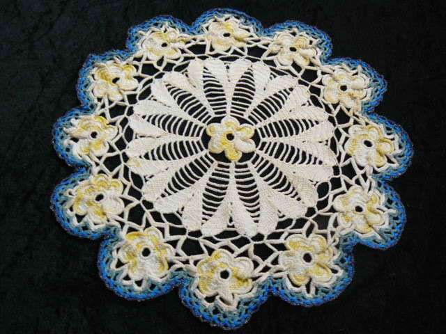 VINTAGE HAND CROCHETED DOILIE COTTON 36 CM