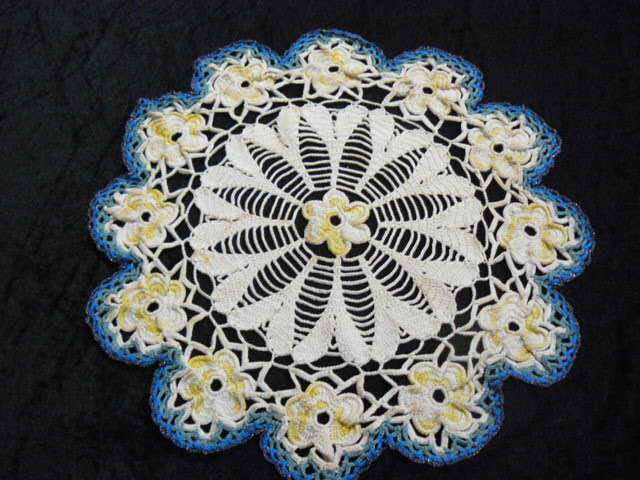 VINTAGE HAND CROCHETED DOILIE COTTON 36 CM