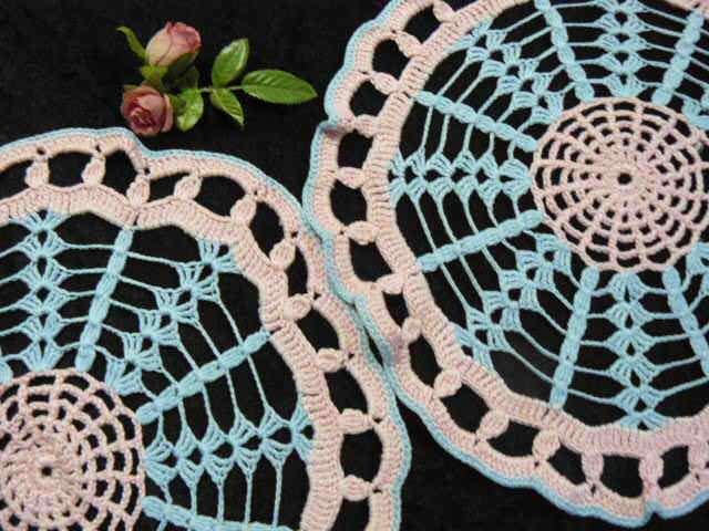 VINTAGE CROCHET COTTON DOILIE SET 29 CM PINK AND BLUE