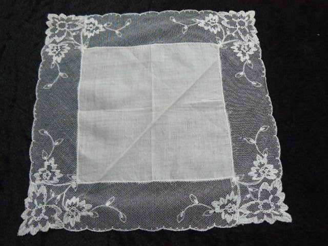 VINTAGE COTTON HANKIES WITH LACE X 2  STUNNING