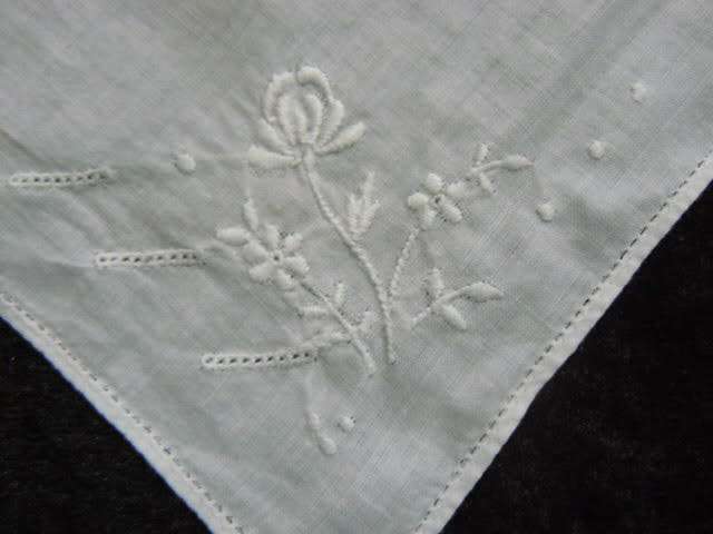 VINTAGE COTTON HANKIES EMBROIDERED WITH ROSES
