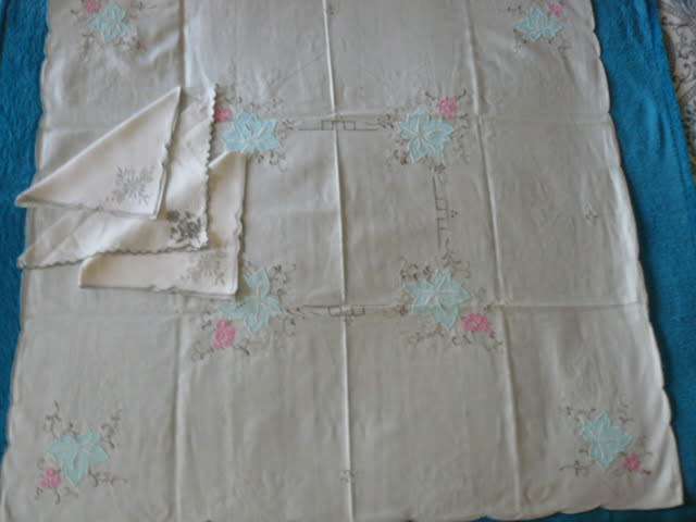 VINTAGE COTTON EMBROIDERED TABLE CLOTH WITH 3 NAPPKINS