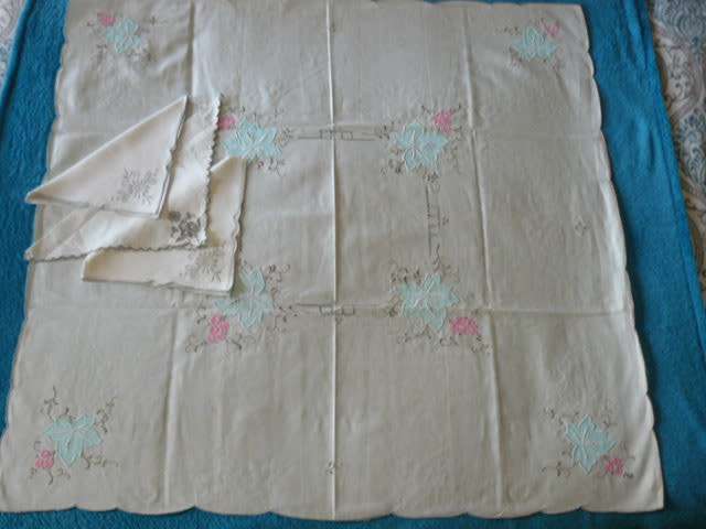 VINTAGE COTTON EMBROIDERED TABLE CLOTH WITH 3 NAPPKINS