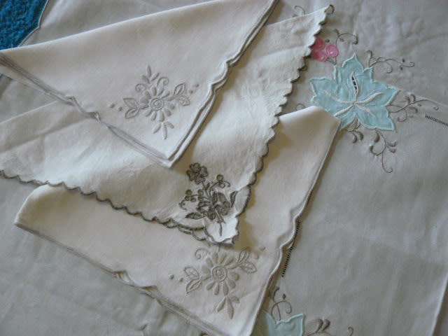 VINTAGE COTTON EMBROIDERED TABLE CLOTH WITH 3 NAPPKINS