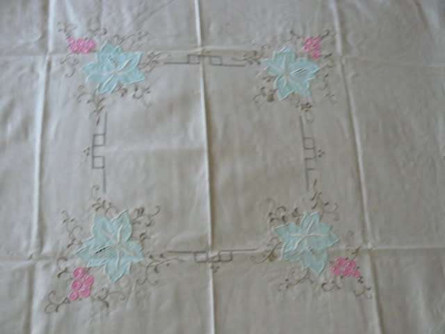 VINTAGE COTTON EMBROIDERED TABLE CLOTH WITH 3 NAPPKINS