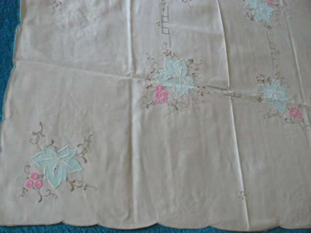 VINTAGE COTTON EMBROIDERED TABLE CLOTH WITH 3 NAPPKINS