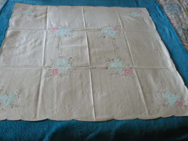 VINTAGE COTTON EMBROIDERED TABLE CLOTH WITH 3 NAPPKINS