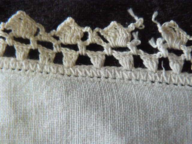 COTTON VINTAGE EMBROIDERED TABLE CLOTH WITH I FREE NAPPKIN FOR CHRISTMAS