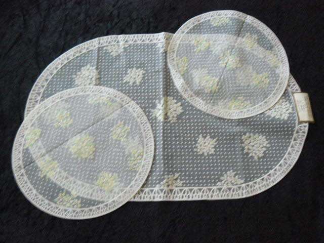 DOILIES SET OF X 3