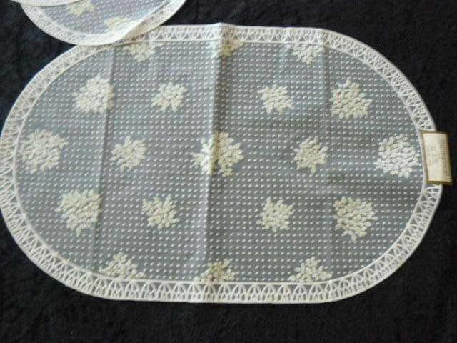 DOILIES SET OF X 3