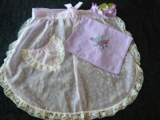EMBROYDERED COTTON DOUBLE THICK TRAY CLOTH AND HALF APRON