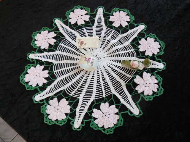 VINTAGE HAND CROCHETED COTTON DOILIE + 1 X SERVIETTE RING + 1 X PLACE SETTING TAG  PORCELAIN
