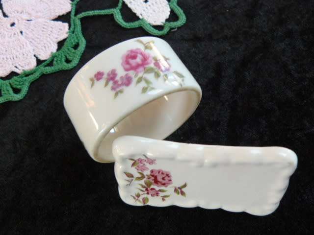 VINTAGE HAND CROCHETED COTTON DOILIE + 1 X SERVIETTE RING + 1 X PLACE SETTING TAG  PORCELAIN