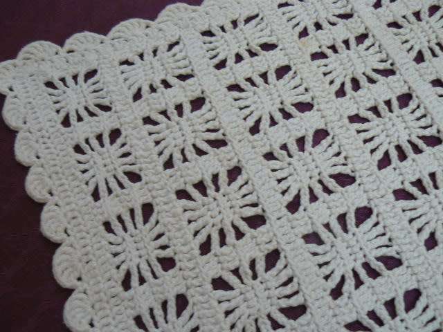 VINTAGE HAND CROCHETED COTTON TRAY CLOTH