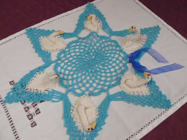 HAND CROCHETED VINTAGE COTTON DOILIE, SWANS STAND UP