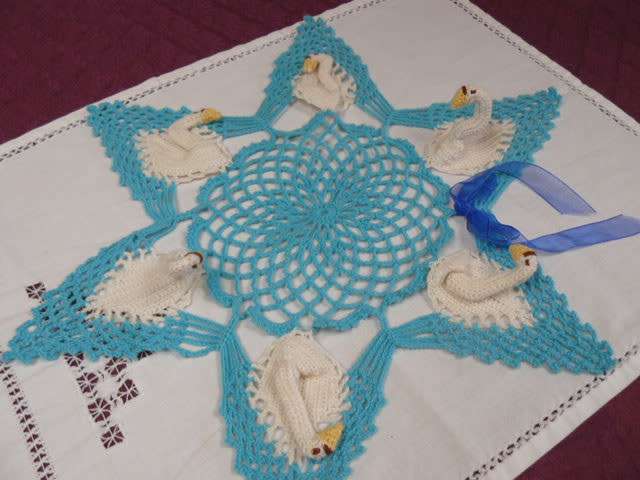 HAND CROCHETED VINTAGE COTTON DOILIE, SWANS STAND UP