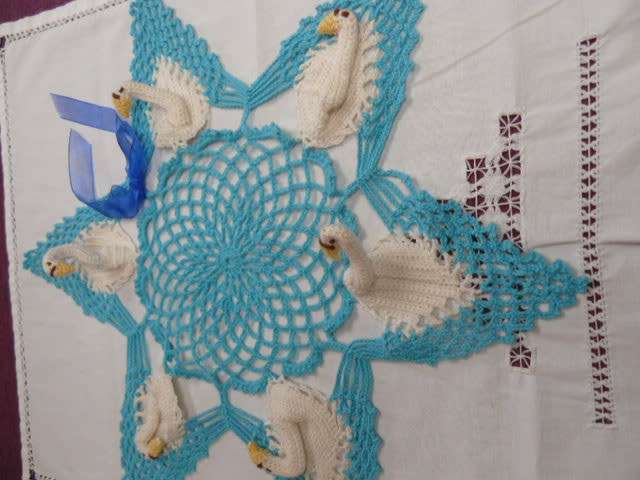 HAND CROCHETED VINTAGE COTTON DOILIE, SWANS STAND UP
