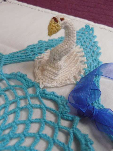 HAND CROCHETED VINTAGE COTTON DOILIE, SWANS STAND UP