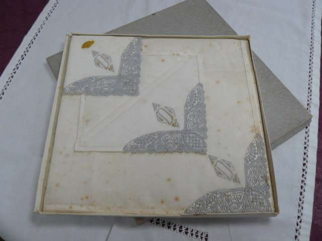 VINTAGE BOXED HNKIES VINTAGE COTTON AND LACE VERY NICE