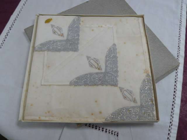 VINTAGE BOXED HNKIES VINTAGE COTTON AND LACE VERY NICE