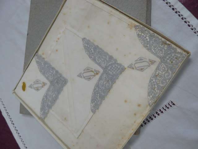 VINTAGE BOXED HNKIES VINTAGE COTTON AND LACE VERY NICE