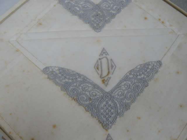 VINTAGE BOXED HNKIES VINTAGE COTTON AND LACE VERY NICE